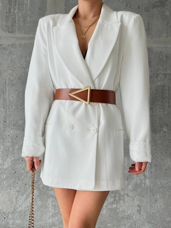 Ein Bekleidungsmodell aus dem Großhandel trägt FIO10009 - Triangle Buckle Dress Belt, türkischer Großhandel Gürtel von Fiori