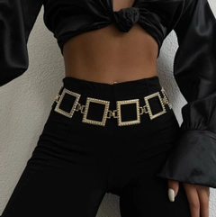 Una modelo de ropa al por mayor lleva FIO10011 - Square Design Chain Shirt Jacket Dress Trouser Belt, Cinturón turco al por mayor de Fiori