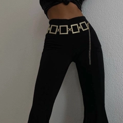 Ένα μοντέλο χονδρικής πώλησης ρούχων φοράει FIO10011 - Square Design Chain Shirt Jacket Dress Trouser Belt, τούρκικο Ζώνη χονδρικής πώλησης από Fiori