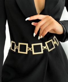 Una modella di abbigliamento all'ingrosso indossa FIO10011 - Square Design Chain Shirt Jacket Dress Trouser Belt, vendita all'ingrosso turca di Cintura di Fiori