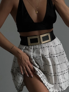 Una modella di abbigliamento all'ingrosso indossa FIO10015 - Elastic Twist Design Jacket Dress Shirt Belt, vendita all'ingrosso turca di Cintura di Fiori