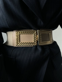 Una modella di abbigliamento all'ingrosso indossa FIO10017 - Elastic Twist Design Jacket Dress Shirt Belt, vendita all'ingrosso turca di Cintura di Fiori