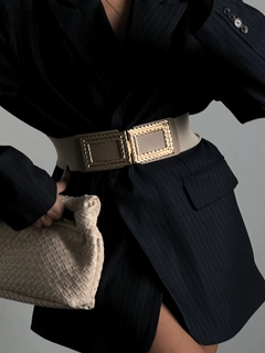 Una modelo de ropa al por mayor lleva FIO10017 - Elastic Twist Design Jacket Dress Shirt Belt, Cinturón turco al por mayor de Fiori