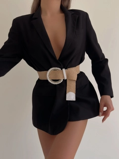 Una modella di abbigliamento all'ingrosso indossa FIO10018 - Elastic Straw Pants Jacket Dress Shirt Belt With Knit Buckle, vendita all'ingrosso turca di Cintura di Fiori