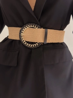 Una modella di abbigliamento all'ingrosso indossa FIO10018 - Elastic Straw Pants Jacket Dress Shirt Belt With Knit Buckle, vendita all'ingrosso turca di Cintura di Fiori