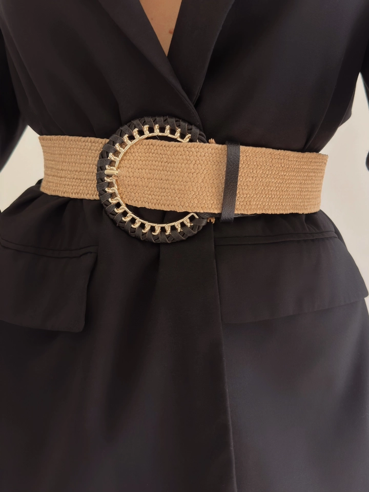 Een kledingmodel uit de groothandel draagt FIO10018 - Elastic Straw Pants Jacket Dress Shirt Belt With Knit Buckle, Turkse groothandel Riem van Fiori