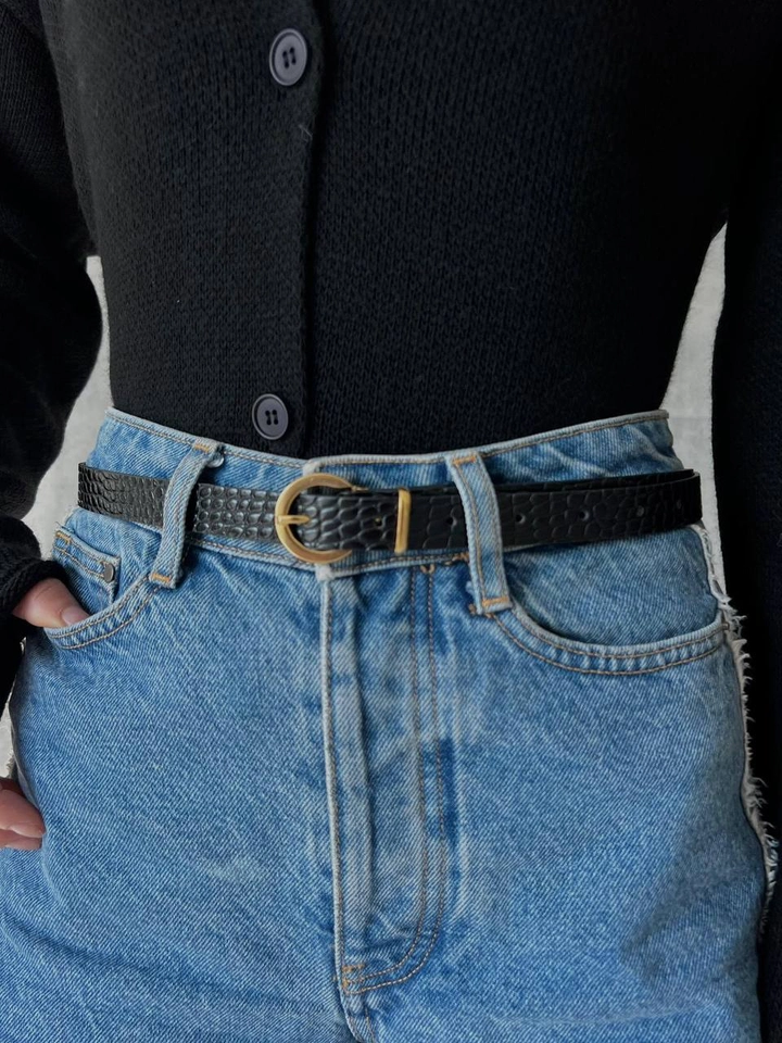 Una modelo de ropa al por mayor lleva FIO10024 - Crocodile Leather Shirt Jacket Trouser Belt, Cinturón turco al por mayor de Fiori