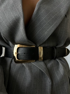 Bir model, Fiori toptan giyim markasının FIO10025 - Cowboy Suit Buckled Shirt Jacket Trouser Belt toptan Kemer ürününü sergiliyor.