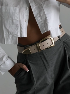 Bir model, Fiori toptan giyim markasının FIO10027 - Cowboy Suit Buckled Shirt Jacket Trouser Belt toptan Kemer ürününü sergiliyor.