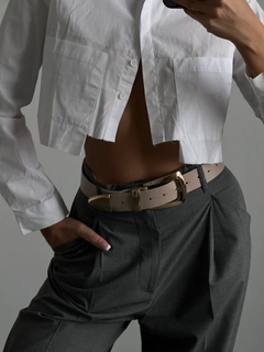 Een kledingmodel uit de groothandel draagt FIO10027 - Cowboy Suit Buckled Shirt Jacket Trouser Belt, Turkse groothandel Riem van Fiori