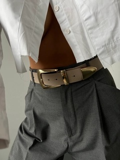 Ein Bekleidungsmodell aus dem Großhandel trägt FIO10027 - Cowboy Suit Buckled Shirt Jacket Trouser Belt, türkischer Großhandel Gürtel von Fiori