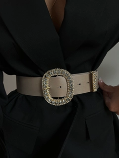 Ένα μοντέλο χονδρικής πώλησης ρούχων φοράει FIO10028 - Welding Stone Shirt Jacket Trouser Belt, τούρκικο Ζώνη χονδρικής πώλησης από Fiori