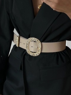 Een kledingmodel uit de groothandel draagt FIO10028 - Welding Stone Shirt Jacket Trouser Belt, Turkse groothandel Riem van Fiori