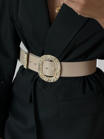 Bir model, Fiori toptan giyim markasının  Kaynak Taşlı Gömlek Ceket Pantolon Kemeri
 toptan Kemer ürününü sergiliyor.