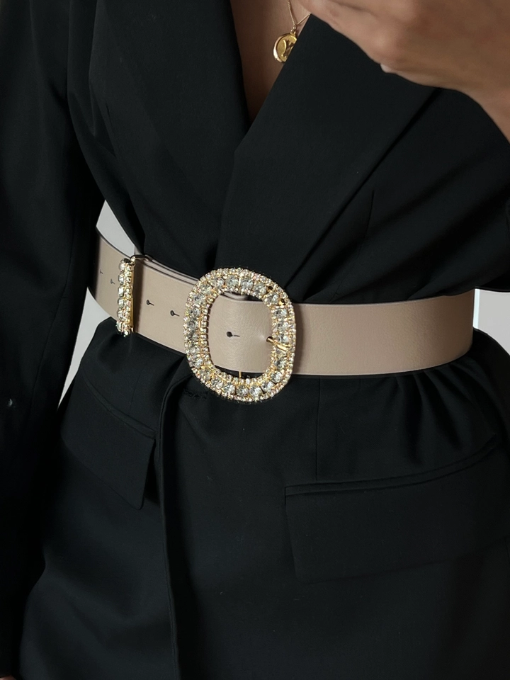Bir model, Fiori toptan giyim markasının FIO10028 - Welding Stone Shirt Jacket Trouser Belt toptan Kemer ürününü sergiliyor.