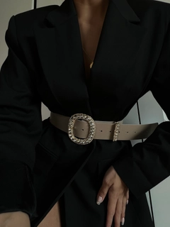 Una modella di abbigliamento all'ingrosso indossa FIO10028 - Welding Stone Shirt Jacket Trouser Belt, vendita all'ingrosso turca di Cintura di Fiori