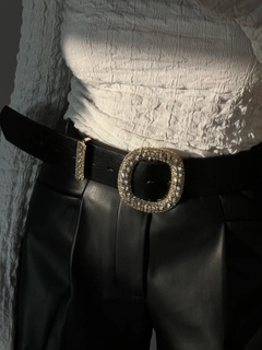 Een kledingmodel uit de groothandel draagt FIO10029 - Welding Stone Shirt Jacket Trouser Belt, Turkse groothandel Riem van Fiori