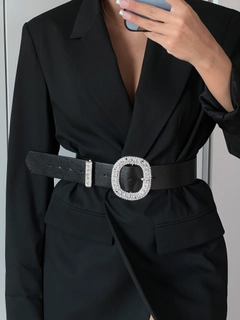 Een kledingmodel uit de groothandel draagt FIO10030 - Welding Stone Shirt Jacket Trouser Belt, Turkse groothandel Riem van Fiori
