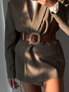 Una modelo de ropa al por mayor lleva FIO10031 - Welding Stone Shirt Jacket Trouser Belt, Cinturón turco al por mayor de Fiori