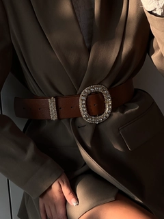 Ein Bekleidungsmodell aus dem Großhandel trägt FIO10031 - Welding Stone Shirt Jacket Trouser Belt, türkischer Großhandel Gürtel von Fiori