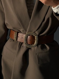 Una modella di abbigliamento all'ingrosso indossa FIO10031 - Welding Stone Shirt Jacket Trouser Belt, vendita all'ingrosso turca di Cintura di Fiori