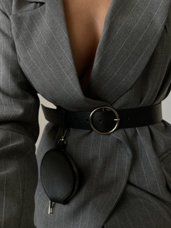 Una modelo de ropa al por mayor lleva FIO10033 - Round Buckle Wallet Shirt Jacket Pants Dress Belt, Cinturón turco al por mayor de Fiori