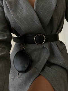 Модел на дрехи на едро носи FIO10033 - Round Buckle Wallet Shirt Jacket Pants Dress Belt, турски едро Колан на Fiori