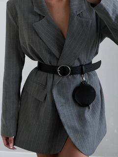 Una modella di abbigliamento all'ingrosso indossa FIO10033 - Round Buckle Wallet Shirt Jacket Pants Dress Belt, vendita all'ingrosso turca di Cintura di Fiori