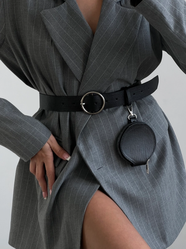 Una modella di abbigliamento all'ingrosso indossa FIO10033 - Round Buckle Wallet Shirt Jacket Pants Dress Belt, vendita all'ingrosso turca di Cintura di Fiori