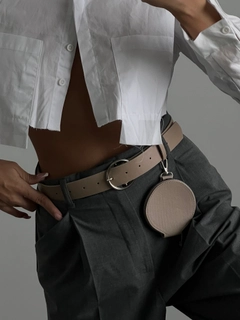 Una modelo de ropa al por mayor lleva FIO10034 - Round Buckle Wallet Shirt Jacket Pants Dress Belt, Cinturón turco al por mayor de Fiori