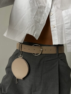 Una modelo de ropa al por mayor lleva FIO10034 - Round Buckle Wallet Shirt Jacket Pants Dress Belt, Cinturón turco al por mayor de Fiori