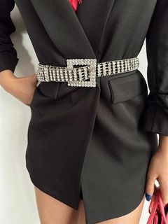 Una modelo de ropa al por mayor lleva FIO10035 - Square Stone Shirt Jacket Pants Dress Belt, Cinturón turco al por mayor de Fiori