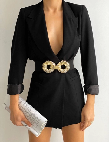 Bir model, Fiori toptan giyim markasının  Gold Tokalı Elastik Kadın Kemeri
 toptan Kemer ürününü sergiliyor.