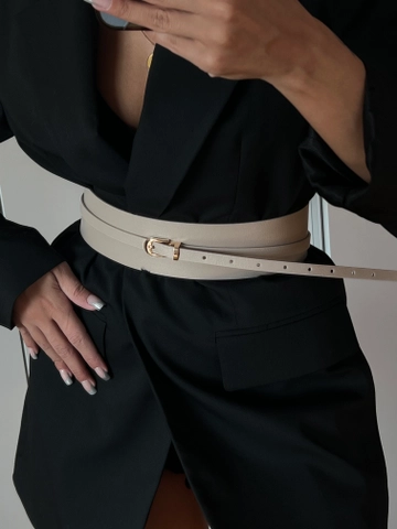 Bir model, Fiori toptan giyim markasının  Önden Geçmeli Uzun Bel Kemeri
 toptan Kemer ürününü sergiliyor.