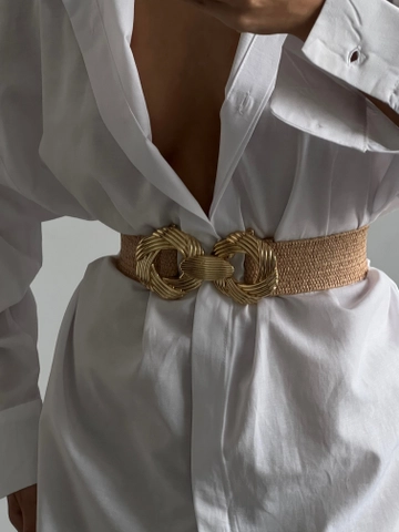 Ένα μοντέλο χονδρικής πώλησης ρούχων φοράει  Συνδεόμενη Ψάθινη Ελαστική Γυναικεία Ζώνη Με Χρυσή Αγκράφα
, τούρκικο Ζώνη χονδρικής πώλησης από Fiori