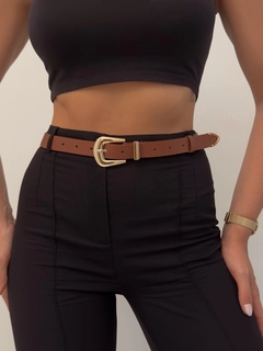 A wholesale clothing model wears fio10225-bridge-buckle-end-suit-women's-belt, Turkish wholesale Belt of Fiori