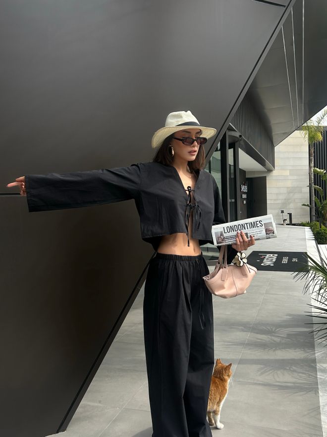 First Angels Blusa Nera In Popeline Con Cravatta Frontale 29085 Abbigliamento all'ingrosso Casuale