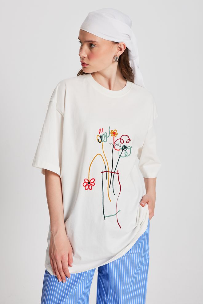 First Angels T shirt Ecru Oversize Ricamata 29161 Abbigliamento all'ingrosso Casuale