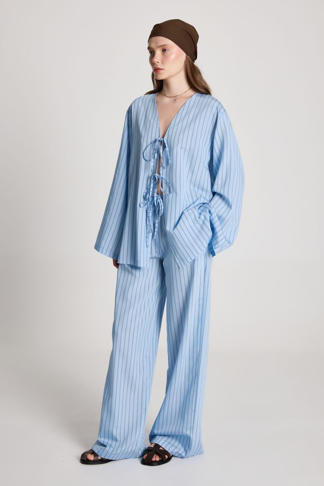 First Angels Abito Blu A Righe Oversize Con Chiusura A Cravatta Abbigliamento all'ingrosso Casuale