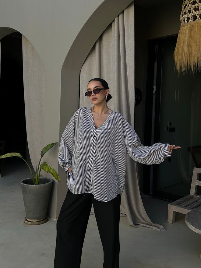 First Angels Camicia Nera A Righe Oversize Con Scollo A V Abbigliamento all'ingrosso Casuale