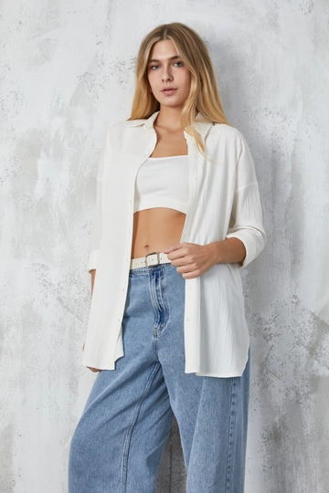 Bir model, First Angels toptan giyim markasının  Ekru Dokulu Uzun Gömlek
 toptan Tunik ürününü sergiliyor.