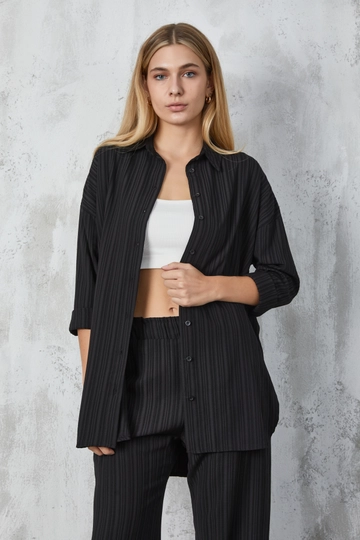 Bir model, First Angels toptan giyim markasının  Siyah Dokulu Uzun Gömlek
 toptan Tunik ürününü sergiliyor.