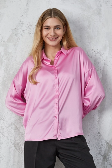 Veleprodajni model oblačil nosi  Rožnata satenasta srajca s širokimi manšetami
, turška veleprodaja Tunika od First Angels