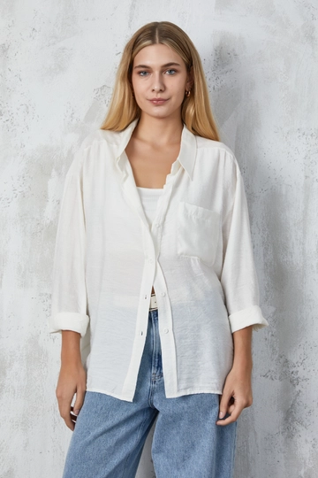 Una modella di abbigliamento all'ingrosso indossa  Camicia con taschino oversize effetto lino bianco
, vendita all'ingrosso turca di Camicia di First Angels