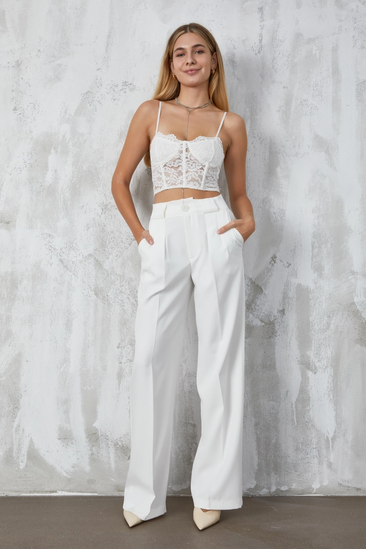 Bir model, First Angels toptan giyim markasının fan10294-ecru-atlas-fabric-palazzo-trousers toptan Pantolon ürününü sergiliyor.