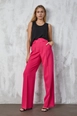 Bir model,  toptan giyim markasının fan10295-fuchsia-atlas-fabric-palazzo-trousers toptan  ürününü sergiliyor.