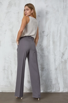 Ein Bekleidungsmodell aus dem Großhandel trägt fan10296-smoked-atlas-fabric-palazzo-trousers, türkischer Großhandel Hose von First Angels