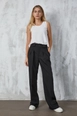 Bir model,  toptan giyim markasının fan10297-black-atlas-fabric-palazzo-trousers toptan  ürününü sergiliyor.
