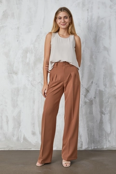 Bir model, First Angels toptan giyim markasının fan10299-mink-atlas-fabric-palazzo-trousers toptan Pantolon ürününü sergiliyor.