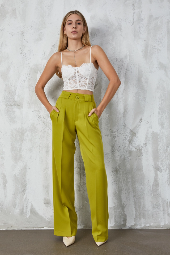 Een kledingmodel uit de groothandel draagt fan10300-green-atlas-fabric-palazzo-trousers, Turkse groothandel Broek van First Angels